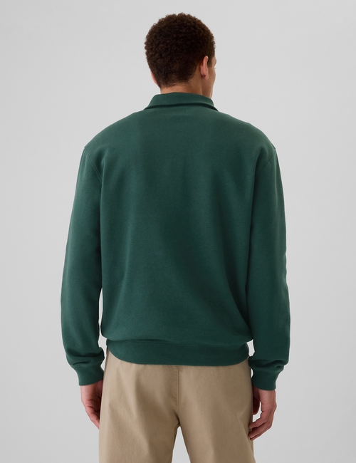 كنزة ناعمة بشعار جاب ولون باهت