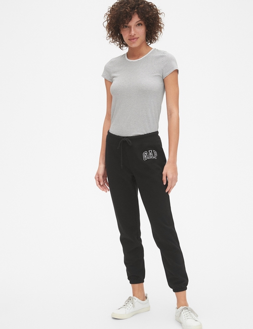 بنطال رياضي كلاسيك بشعار الماركة