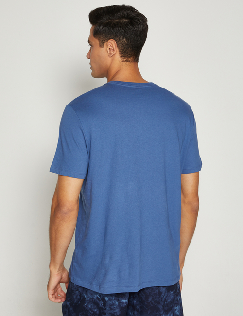 تي شيرت بشعار جاب مزين بعلم