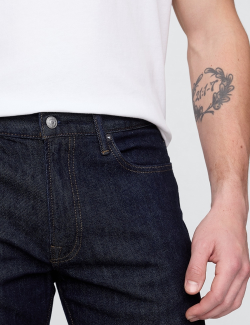 بنطال جينز بقصة مستقيمة وتقنية GapFlex