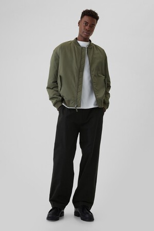 Modern Khakis in Baggy Fit with GapFlex