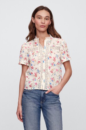 بلوزة بقصة فضفاضة وأكمام منفوخة مزينة بالدانتيل