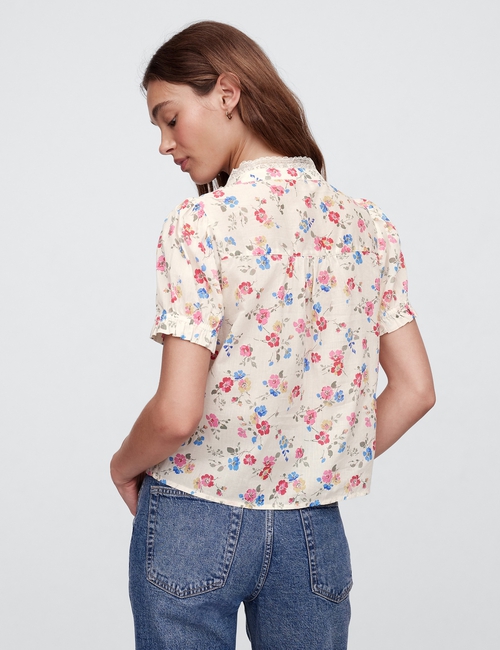 بلوزة بقصة فضفاضة وأكمام منفوخة مزينة بالدانتيل