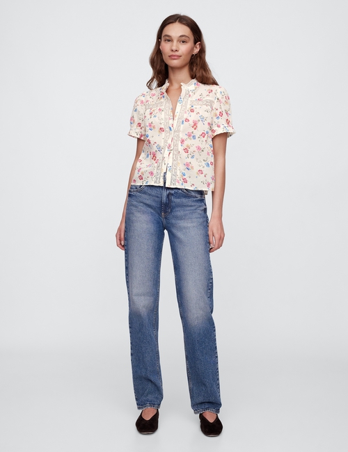 بلوزة بقصة فضفاضة وأكمام منفوخة مزينة بالدانتيل