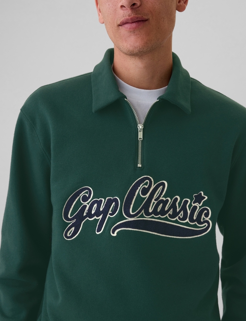 كنزة ناعمة بشعار جاب ولون باهت