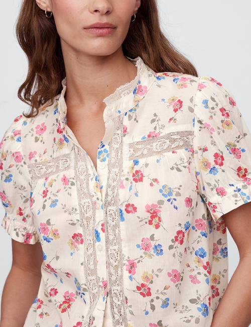 بلوزة بقصة فضفاضة وأكمام منفوخة مزينة بالدانتيل