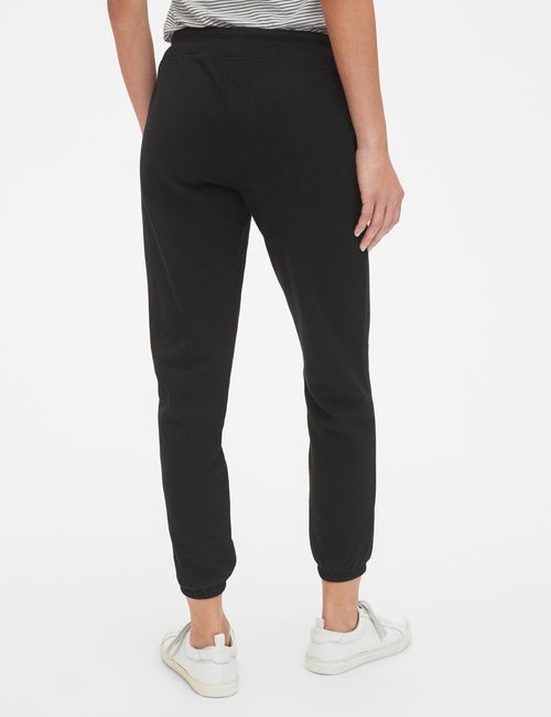 بنطال رياضي كلاسيك بشعار الماركة