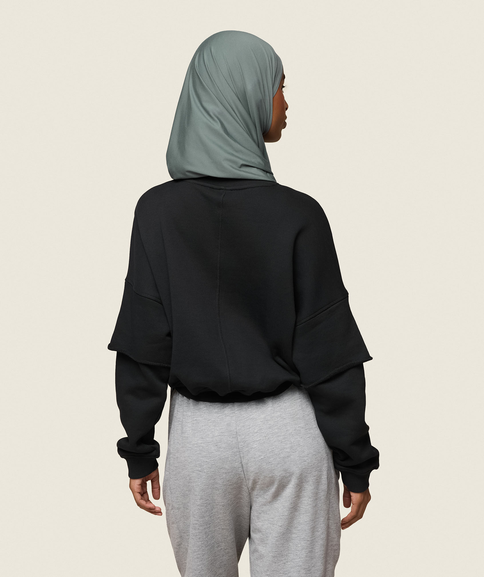 سويت شيرت جي اس × ليانا ديب بقصة فضفاضة