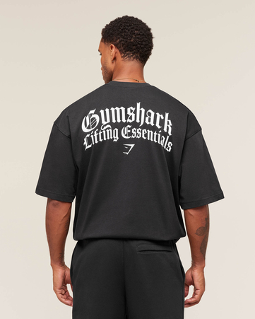 تيشيرت بقصة فضفاضة ونقشة ليفتينج اسنشالز غرافيكية بتصميم قوطي