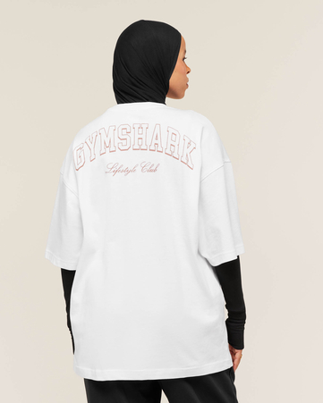 تيشيرت بتصميم جامعي وقصة فضفضاضة مزين بطبعة غرافيكية