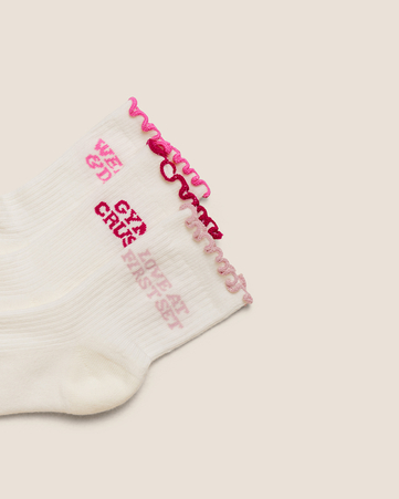 طقم جوارب بكشكش ونقشة غرافيكية مستوحاة من عيد الحب، 3 أزواج