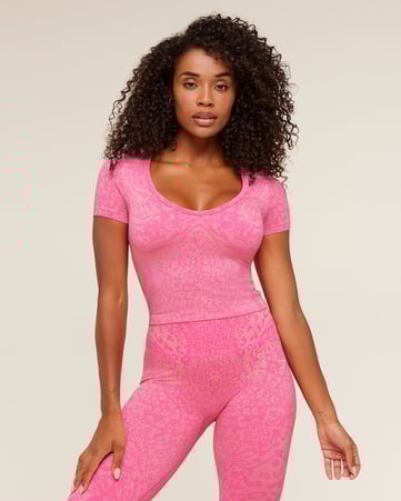 بلوزة أدابت بأكمام قصيرة ونقشة جلد فهد