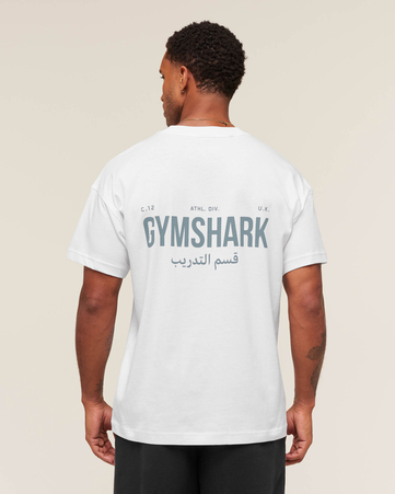 تيشيرت بطبعة تراينينج ديباتمنت برفورمنس غرافيك بقصة فضفاضة