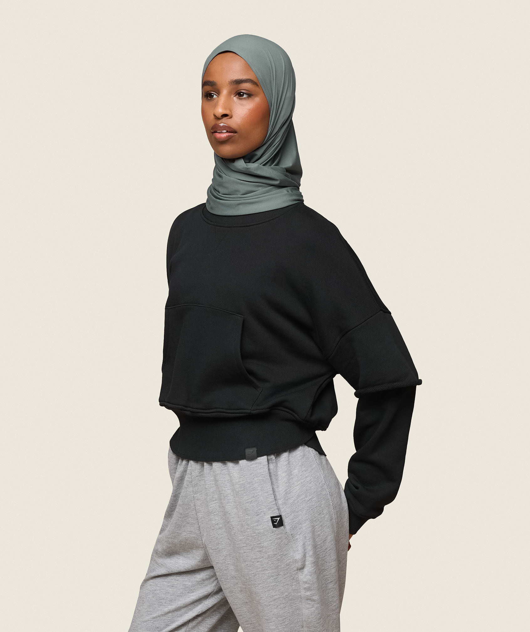 سويت شيرت جي اس × ليانا ديب بقصة فضفاضة