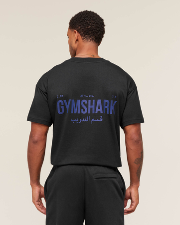 تيشيرت بطبعة تراينينج ديباتمنت برفورمنس غرافيك بقصة فضفاضة