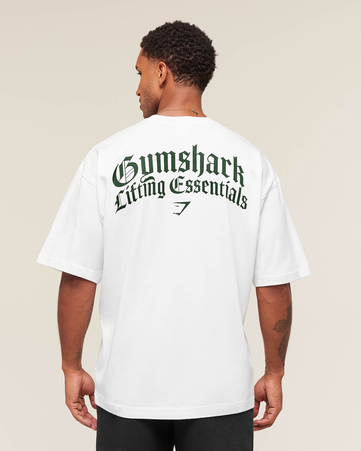 تيشيرت بقصة فضفاضة ونقشة ليفتينج اسنشالز غرافيكية بتصميم قوطي