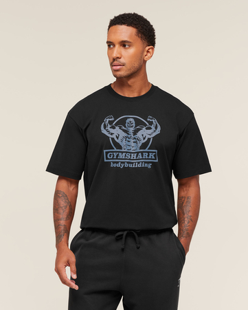 تيشيرت بقصة فضفاضة وطبعة بودي بيلدينغ غرافيكية