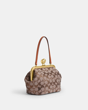 حقيبة فريم 16 بإغلاق بمشبك متقاطع مزينة بكريستال جاكار بشعار الماركة