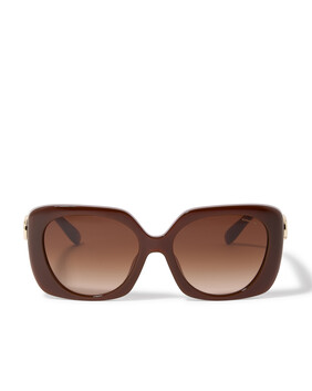 نظارة شمسية بإطار مربع وحلية حرف شعار الماركة بحجم كبير