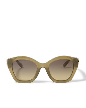 نظارة شمسية فول فيت بإطار عين القطة المربع وحلية منحوتة بتصميم شعار الماركة بحجم كبير