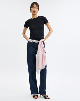 وشاح بشعار الماركة